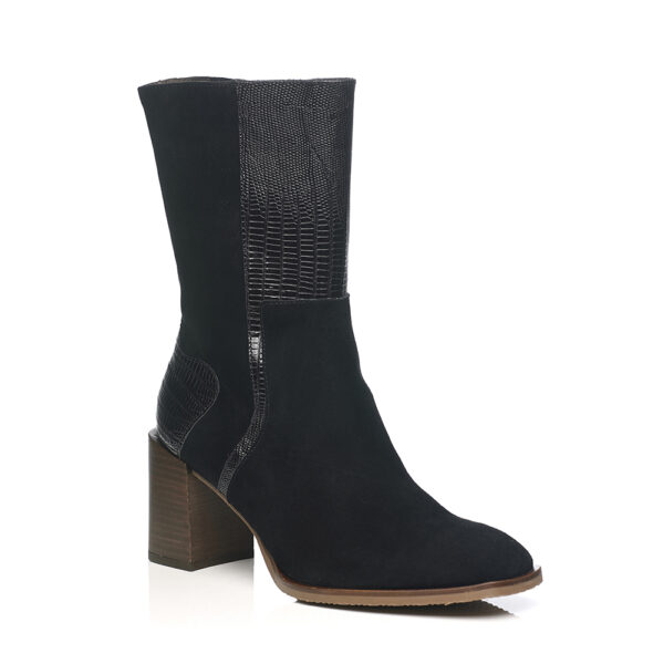 Heel boot in black with inside zip