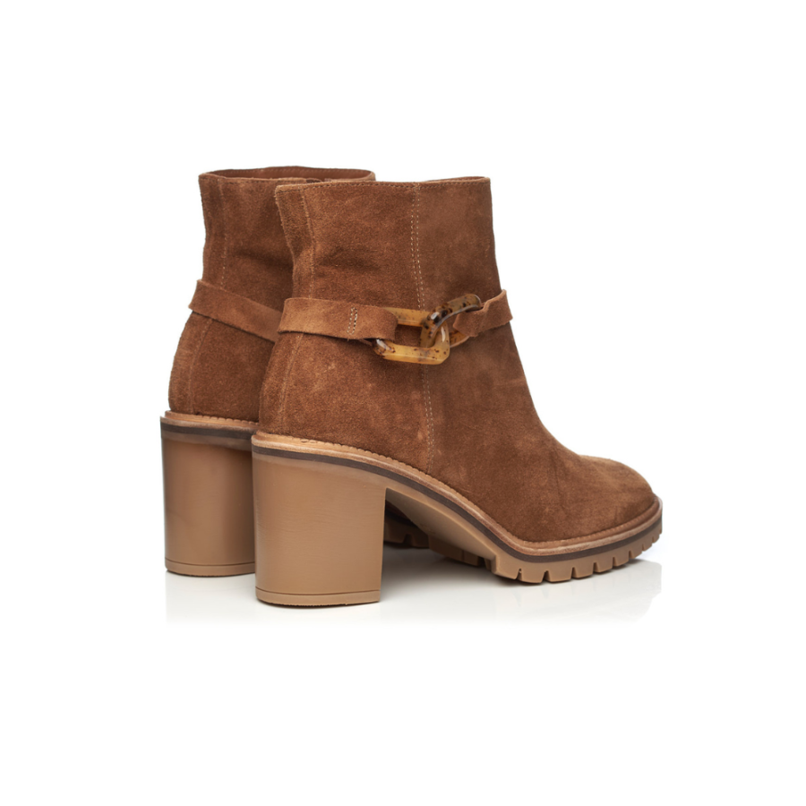 Boots in suede cognac with heel and a small detail, very confortable