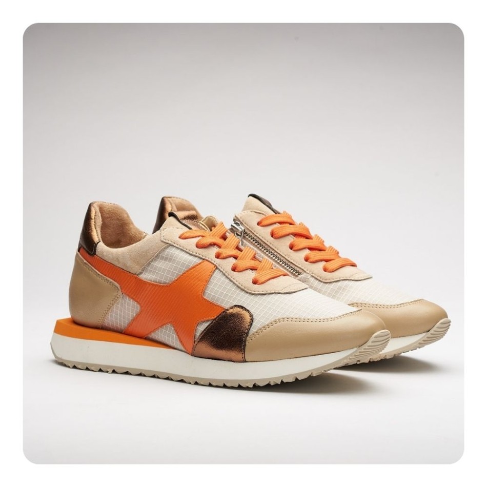 Casual sneakers in leather and textile, very light and confortable. very diferent sole