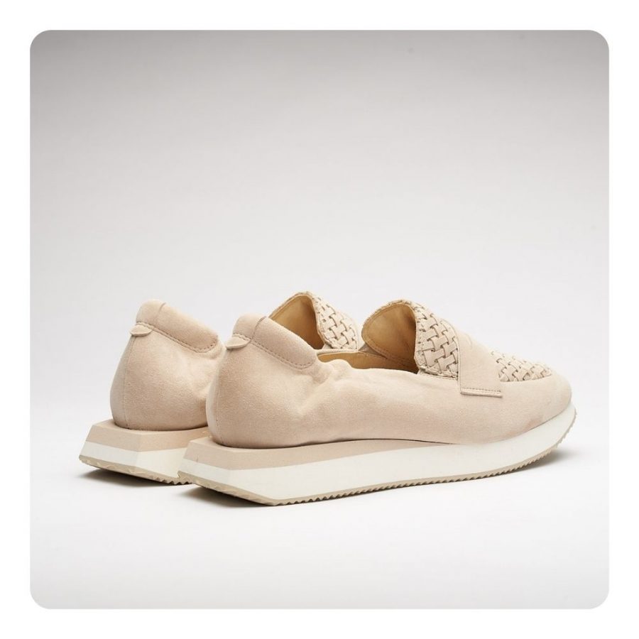 Casual loafers in leather, very light and confortable. very diferent sole, with an elastic on the back