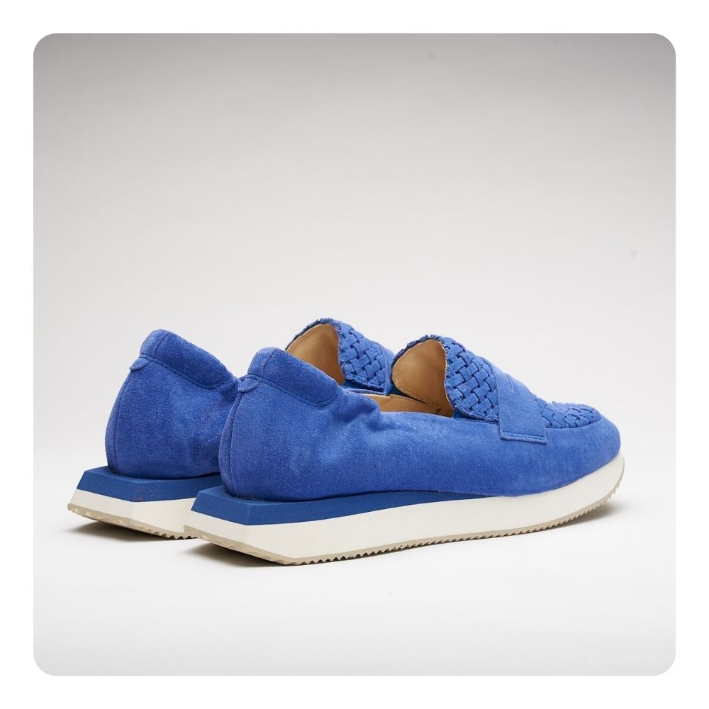 Casual loafers in leather, very light and confortable. very diferent sole, with an elastic on the back
