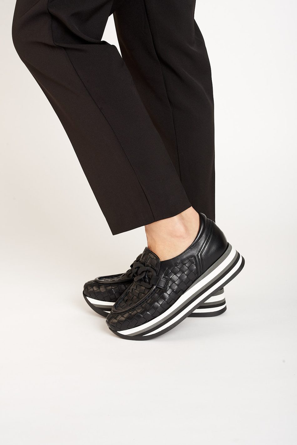 4cm platform shoe with white, black and grey stripes made entirely of leather. It is made in Suprema Black and Tressé Black. It has a Black application on the front of the shoe and the back is padded