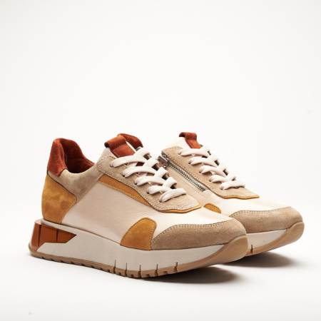 All leather sneaker with 3cm sole. The sole is in cream with the back in rugine. Contains 4 leathers. Naplack cream, Suede camel, apricot and rugine. It has cream laces, its back is padded and has a zipper on the inside.