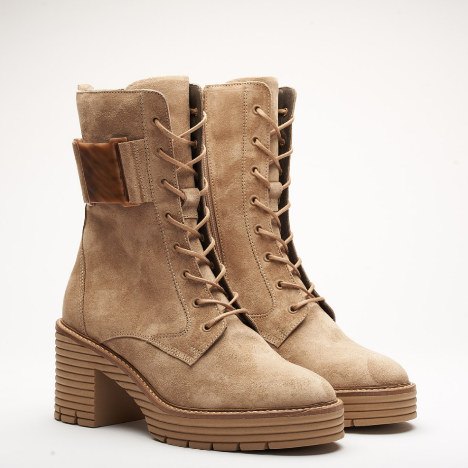 High heeled boots all in Sahara velor. The heel measures 7.5 cm in height. It has laces on the front of the boot, a zipper on the inside of the boot and a square insert on the side.