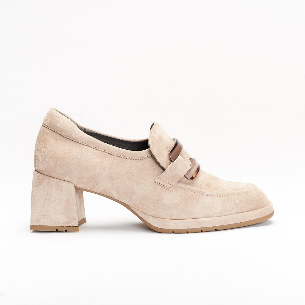 Full leather heeled shoe in creme color. The high heel measures 5cm in height and is also lined in creme leather. It has a rectangular gradient application on the front of the shoe and the back is padded.