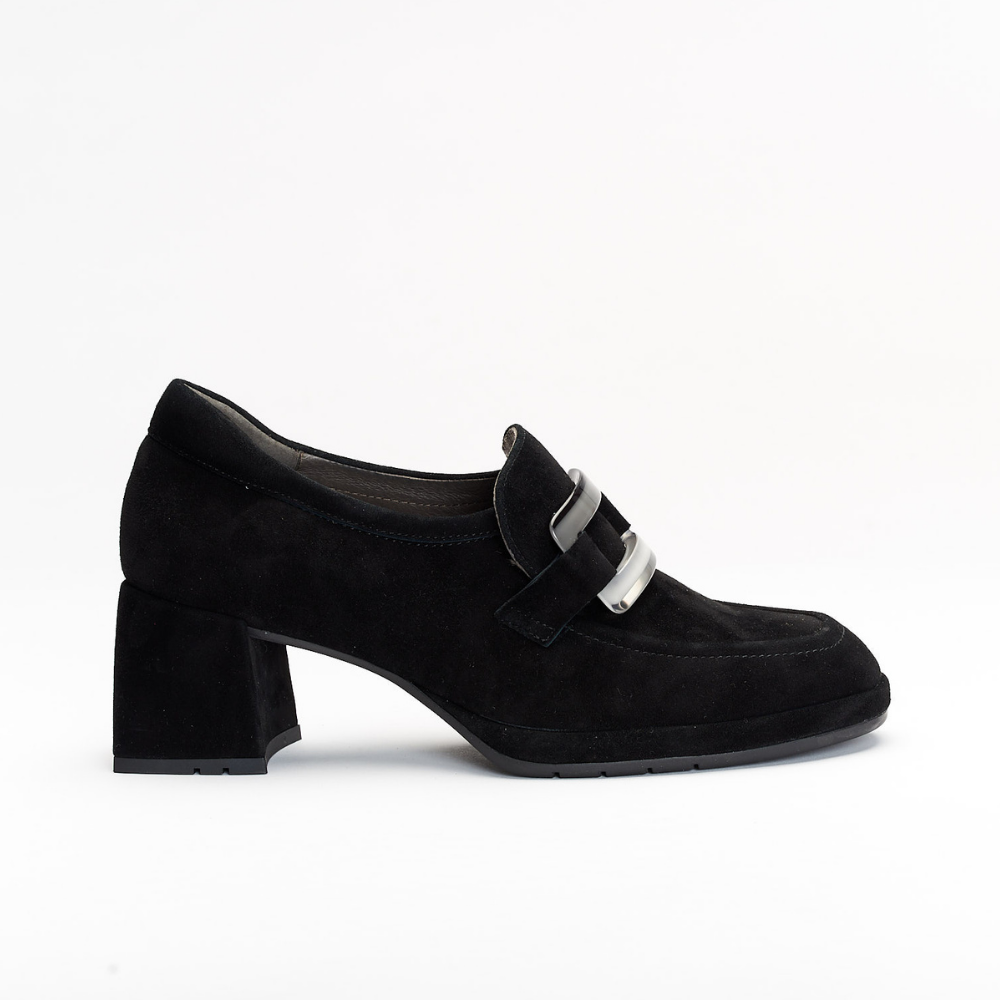 Full leather heeled shoe in black color. The high heel measures 5cm in height and is also lined in black leather. It has a rectangular gradient application on the front of the shoe and the back is padded.