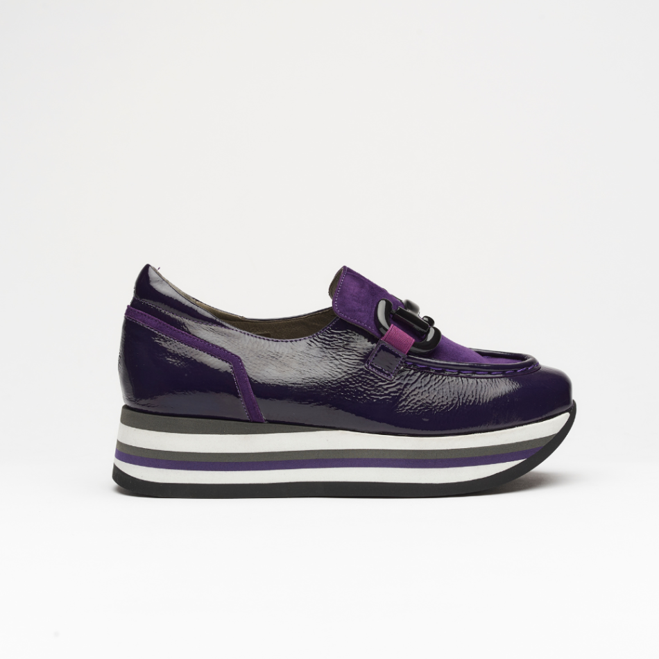 4cm platform shoe with white, black and violeta stripes made entirely of leather. It is made in naplack violeta. It has a violeta application on the front of the shoe and the back is padded