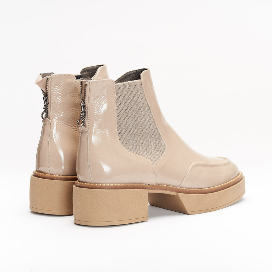 All creme leather bootwhith a sole 4.5cm high. The boot has a side ziper and an elastic on the side. It contains as well a little ziper in the back of the boot. It´s very soft and comfortable.