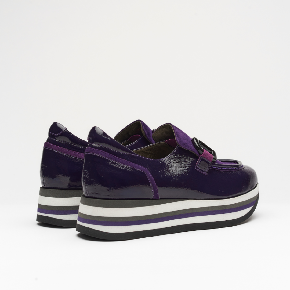 4cm platform shoe with white, black and violeta stripes made entirely of leather. It is made in naplack violeta. It has a violeta application on the front of the shoe and the back is padded