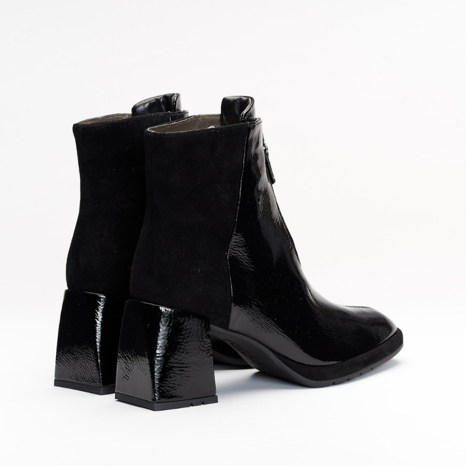 High heel boots with two types of leather. Napalack black and Velor black. The high heel is 6.5cm high. The front of the boot has a zipper and the back of the boot is padded.