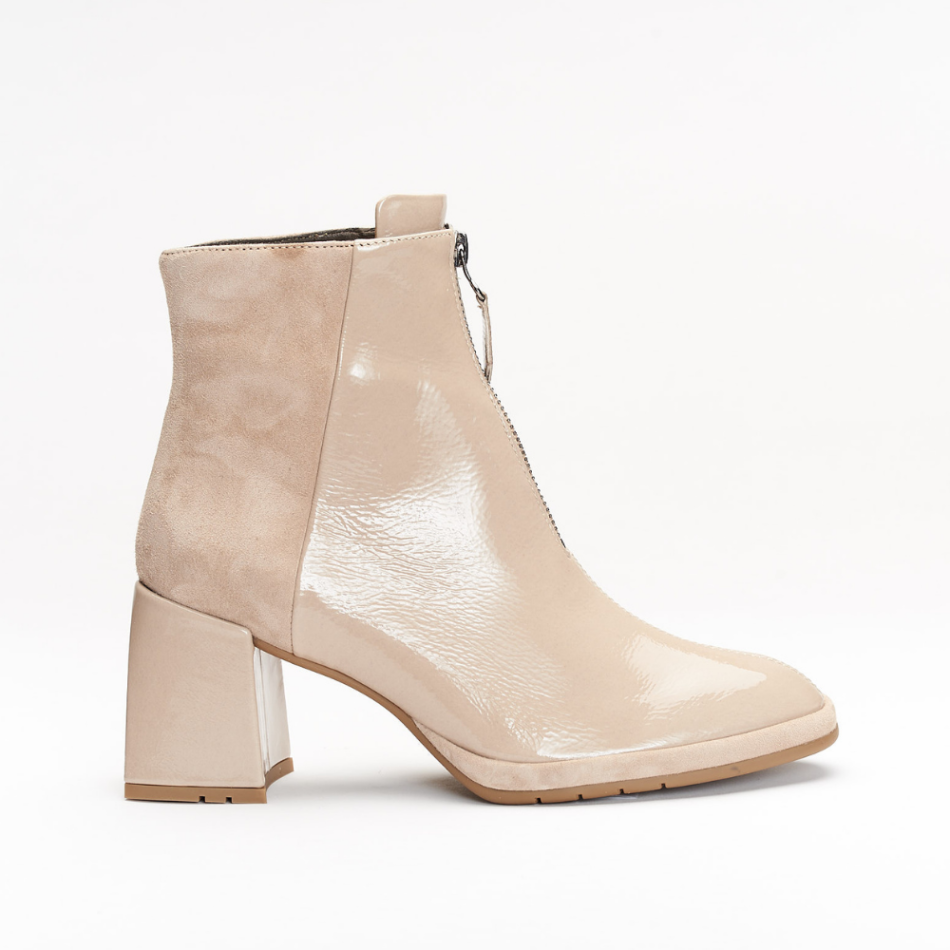High heel boots with two types of leather. Napalack cream and Velor cream. The high heel is 6.5cm high. The front of the boot has a zipper and the back of the boot is padded.