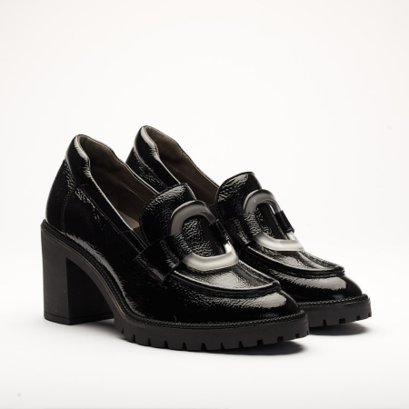 Black leather shoe with 7.5 cm high heel. It has a gradient application on the front of the shoe and the back of the shoe is padded.