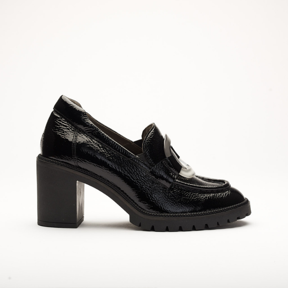 Black leather shoe with 7.5 cm high heel. It has a gradient application on the front of the shoe and the back of the shoe is padded.