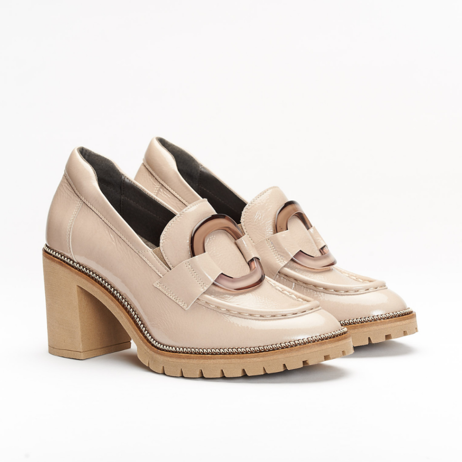 Creme leather shoe with 7.5 cm high heel. It has a gradient application on the front of the shoe and the back of the shoe is padded.