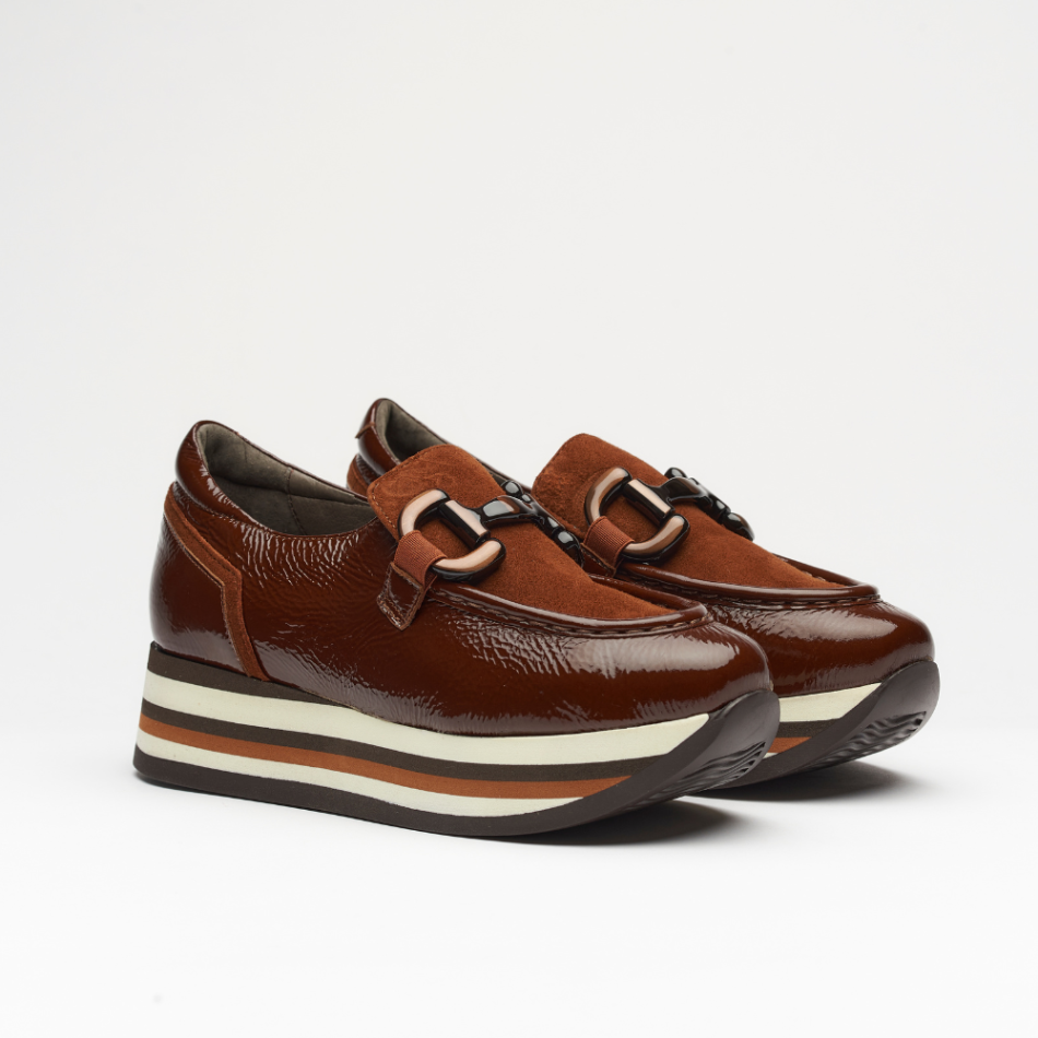 4cm platform shoe with white, black and cognacstripes made entirely of leather. It is made in naplack cognac. It has a cognac application on the front of the shoe and the back is padded