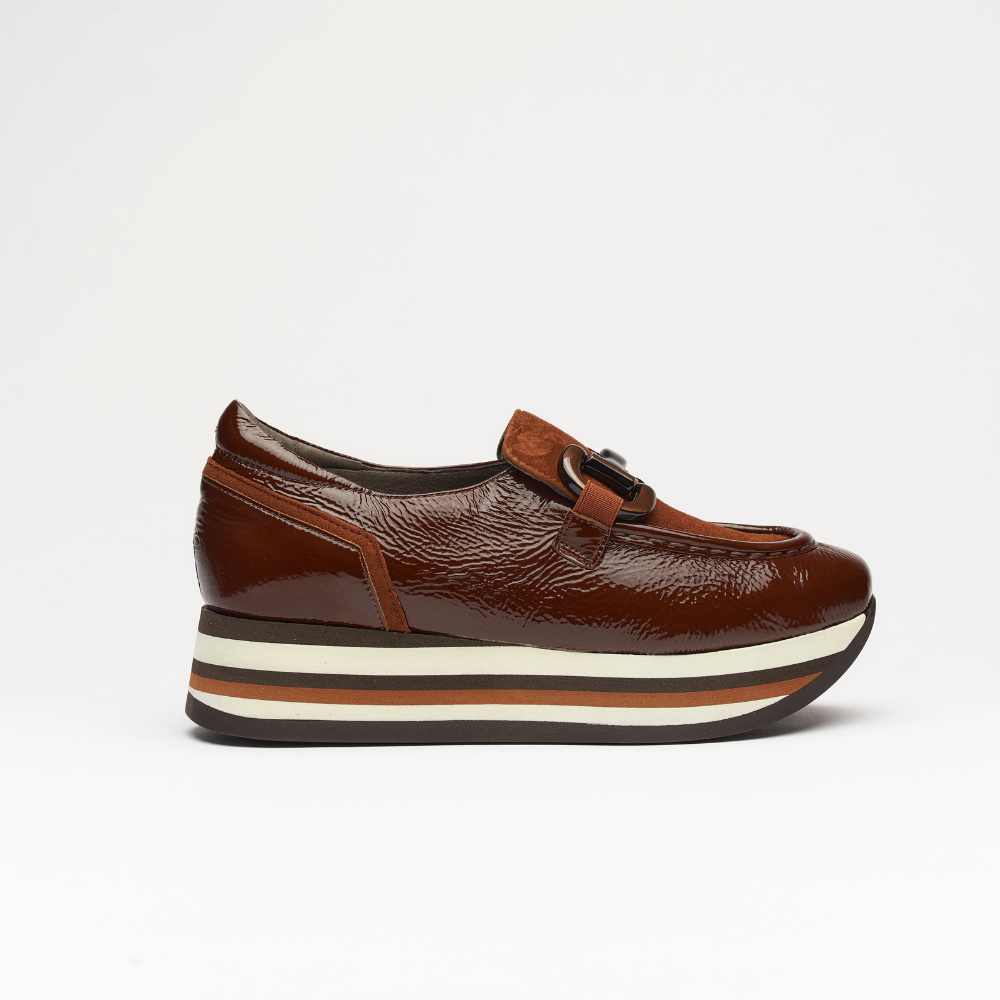 4cm platform shoe with white, black and cognacstripes made entirely of leather. It is made in naplack cognac. It has a cognac application on the front of the shoe and the back is padded