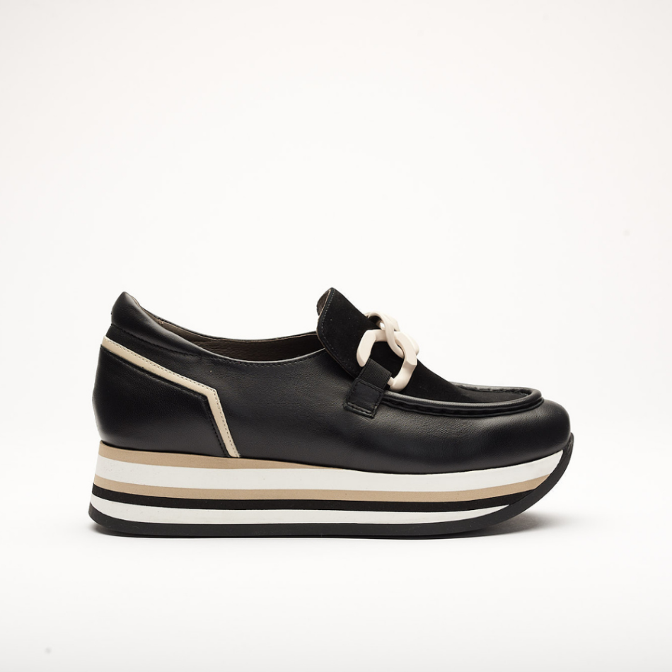4cm platform shoe with white, black and beige stripes made entirely of leather. It is made in Velor Black, Suprema Black and Suprema Creme. It has a cream application on the front of the shoe and the back is padded.