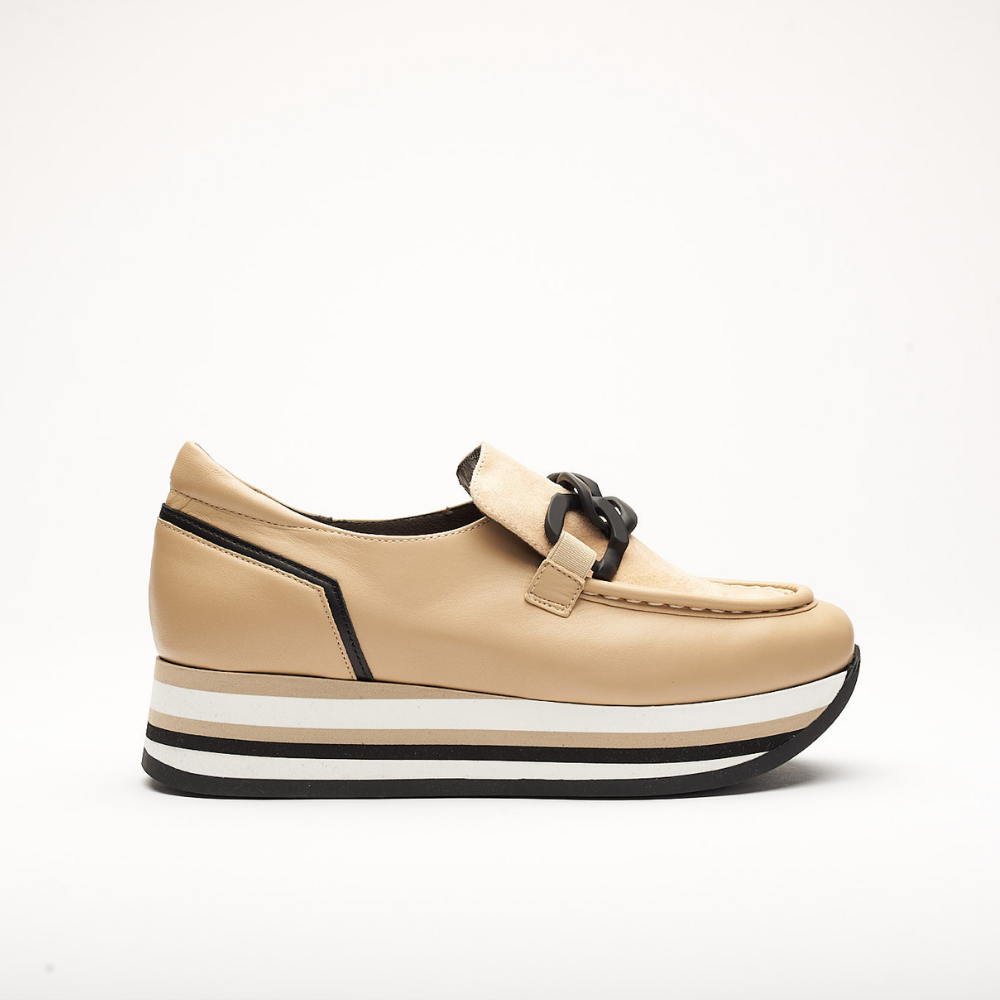 4cm platform shoe with white, black and beige stripes made entirely of leather. It is made in Velour Camel, Suprema Black and Suprema Creme. It has a black application on the front of the shoe and the back is padded.