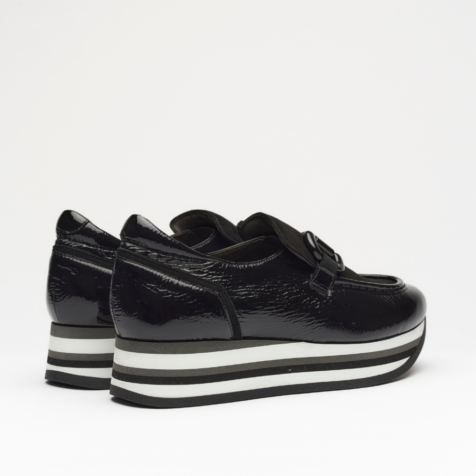 4cm platform shoe with white, black and grey stripes made entirely of leather. It is made in naplack black. It has a black application on the front of the shoe and the back is padded