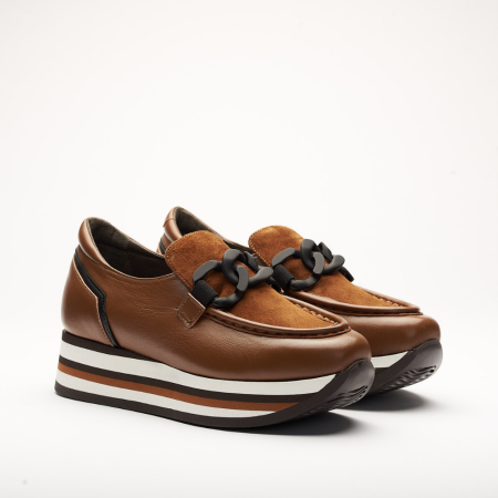 4cm platform shoe with white, black and cognac stripes made entirely of leather. It is made in Velour Cognac, Suprema Black and Suprema Cognac. It has a black application on the front of the shoe and the back is padded.