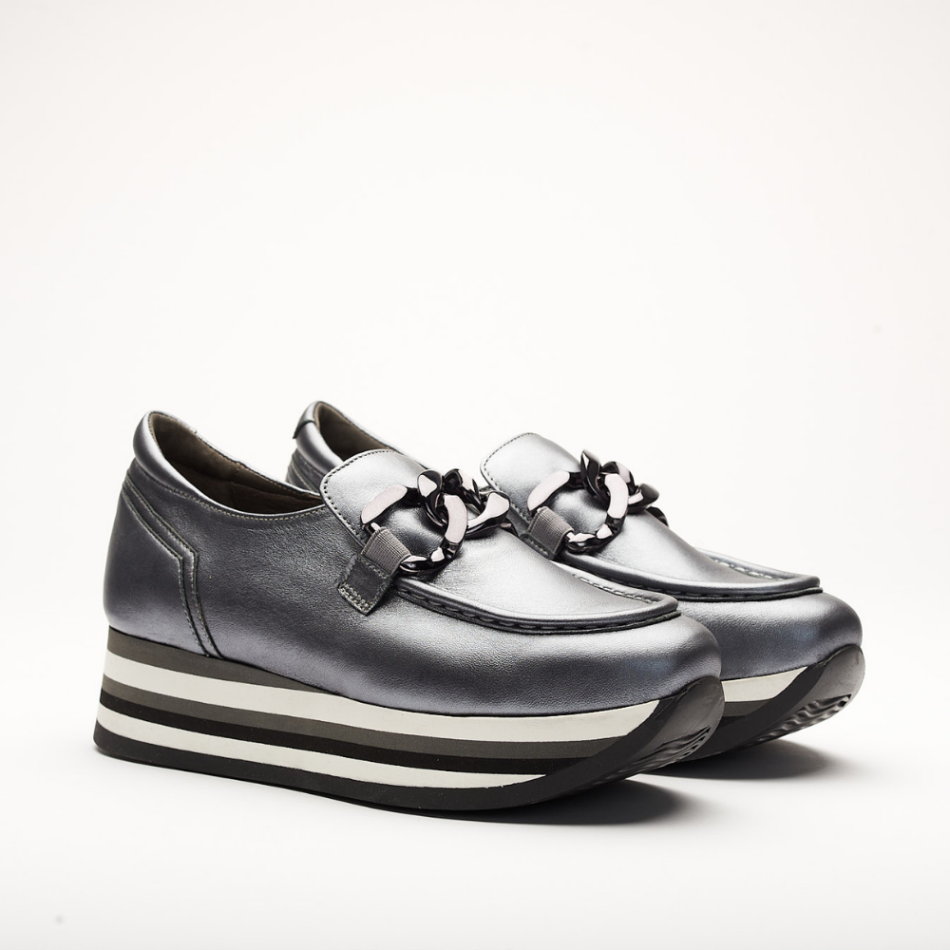 4cm platform shoe with white, black and gray stripes made entirely of leather. It is made in Sena Pewter. It has a Silver application on the front of the shoe and the back is padded.