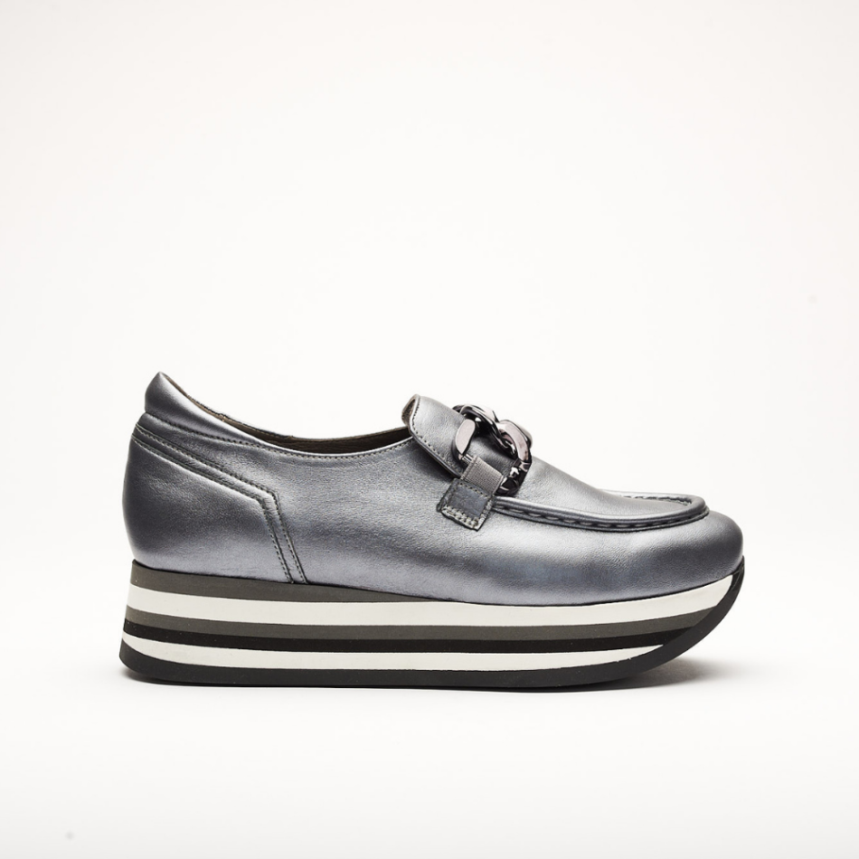 4cm platform shoe with white, black and gray stripes made entirely of leather. It is made in Sena Pewter. It has a Silver application on the front of the shoe and the back is padded.