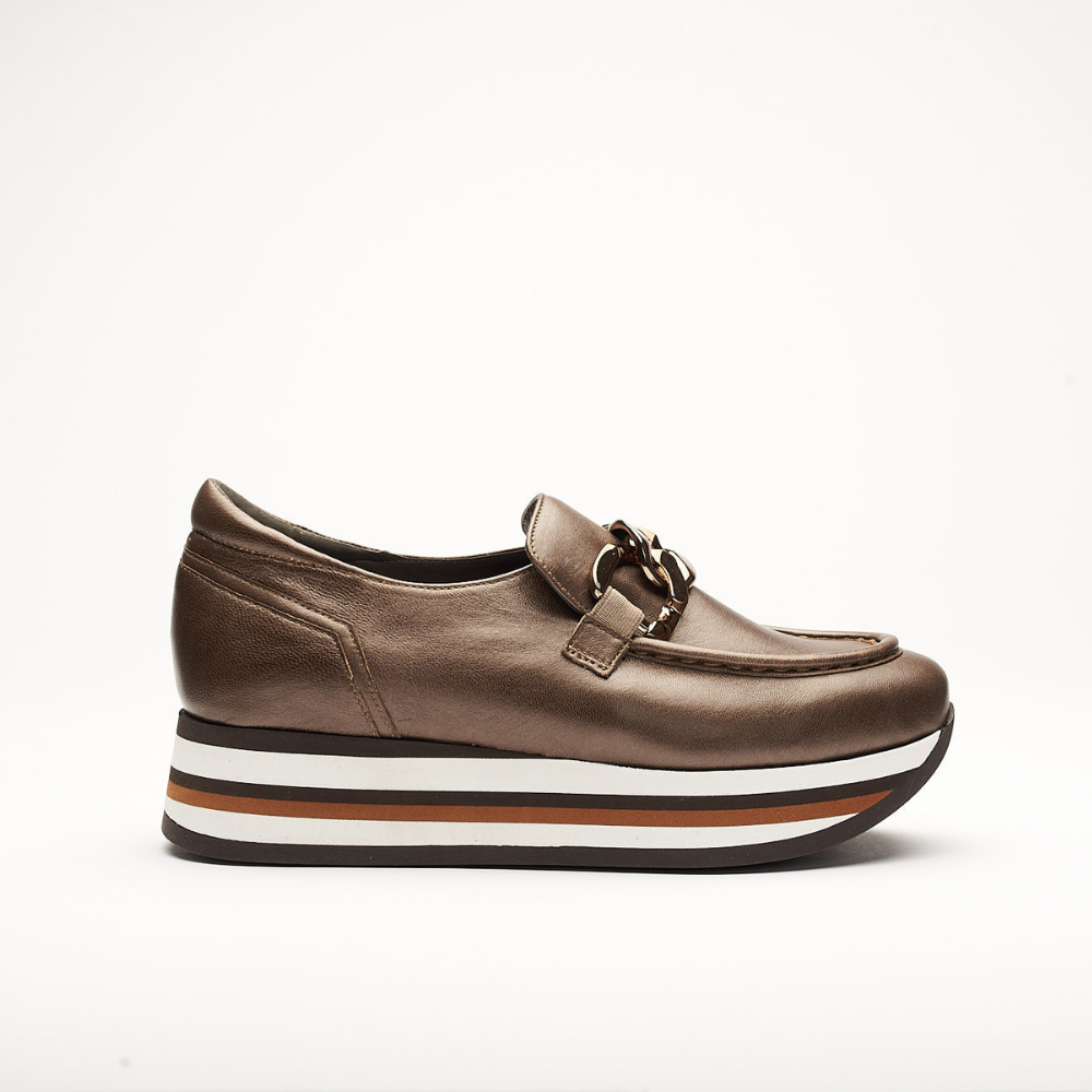 4cm platform shoe with white, black and cognac stripes made entirely of leather. It is made in Sena Bronze. It has a Gold application on the front of the shoe and the back is padded.