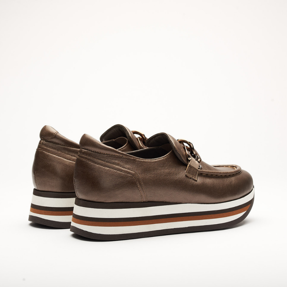 4cm platform shoe with white, black and cognac stripes made entirely of leather. It is made in Sena Bronze. It has a Gold application on the front of the shoe and the back is padded.