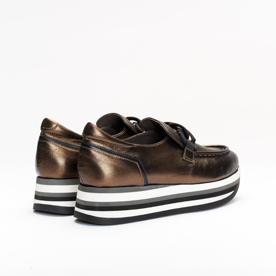 4cm platform shoe with white, black and grey stripes made entirely of leather. It is made in Suprema Black and Lamina Washed Bronzo. It has a Black application on the front of the shoe and the back is padded