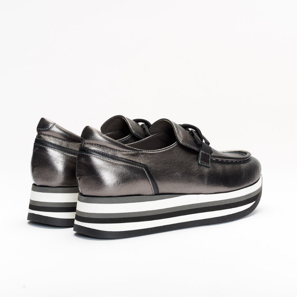 4cm platform shoe with white, black and grey stripes made entirely of leather. It is made in Suprema Black and Lamina Washed Pewter. It has a Black application on the front of the shoe and the back is padded