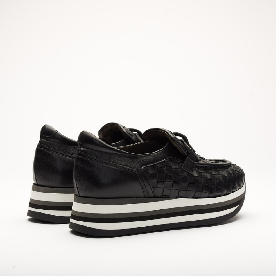 4cm platform shoe with white, black and grey stripes made entirely of leather. It is made in Suprema Black and Tressé Black. It has a Black application on the front of the shoe and the back is padded