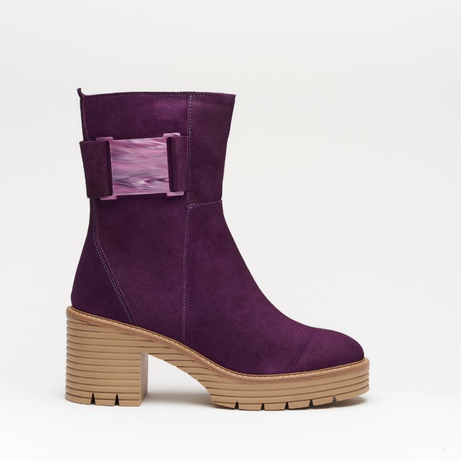 Boot all made in leather. It´s made out of suede violeta.