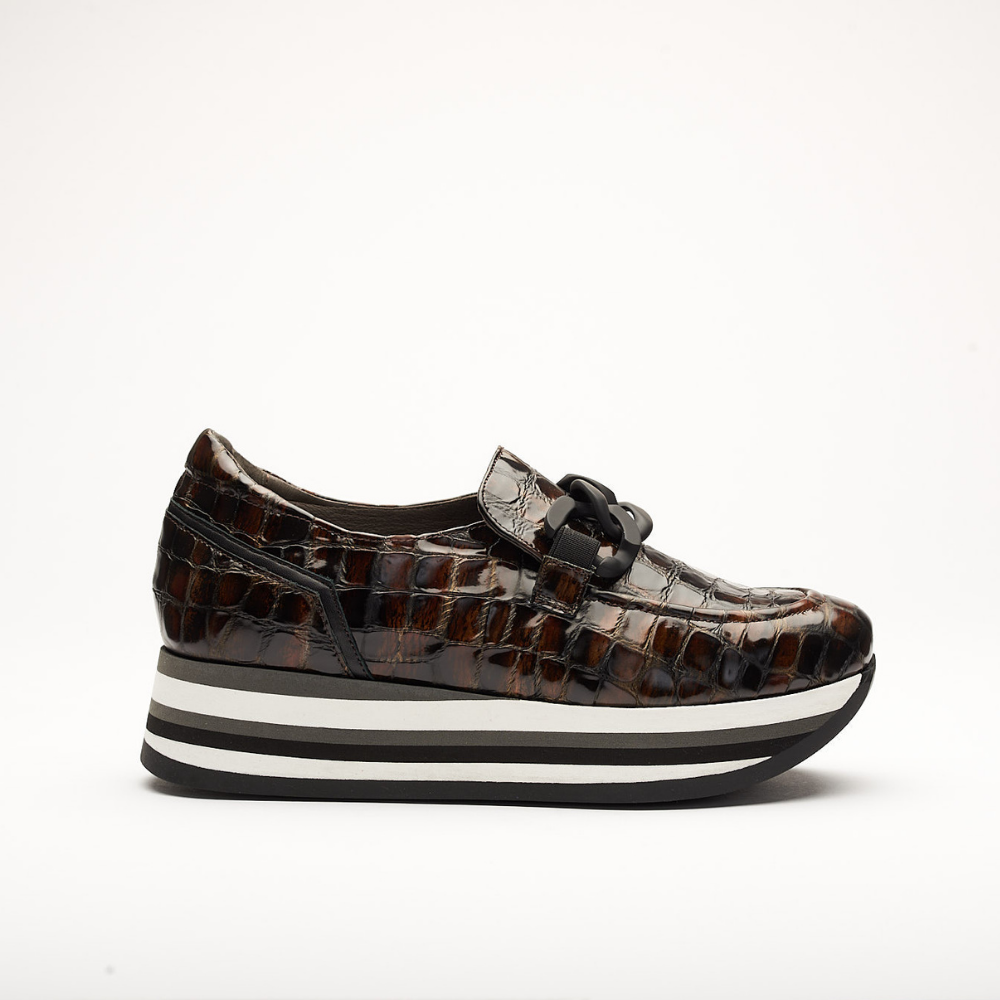 4cm platform shoe with white, black and grey stripes made entirely of leather. It is made in Suprema Black and Croco Cognac. It has a Black application on the front of the shoe and the back is padded.