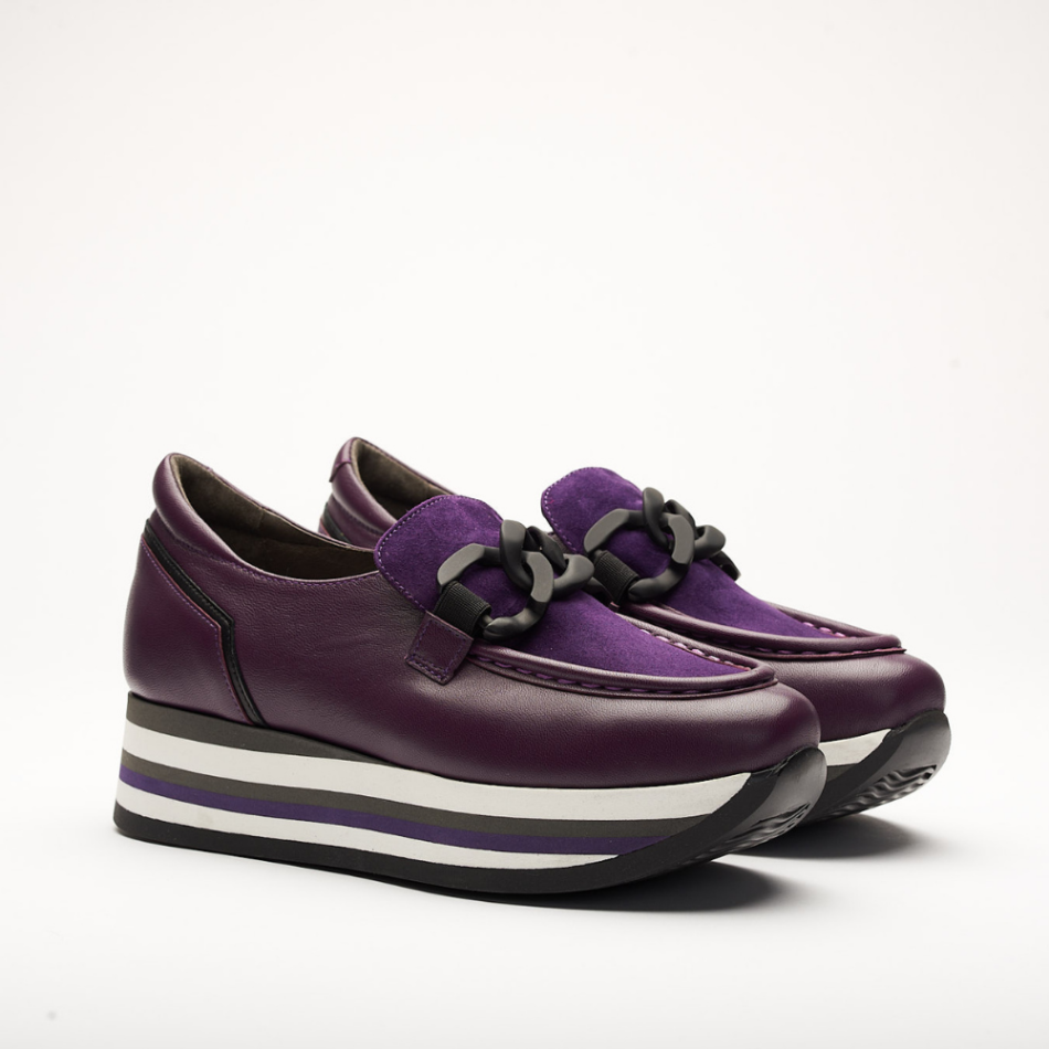 4cm platform shoe with white, black and violeta stripes made entirely of leather. It is made in Suprema Black, Suprema Vileta and Velour Violeta. It has a Black application on the front of the shoe and the back is padded.