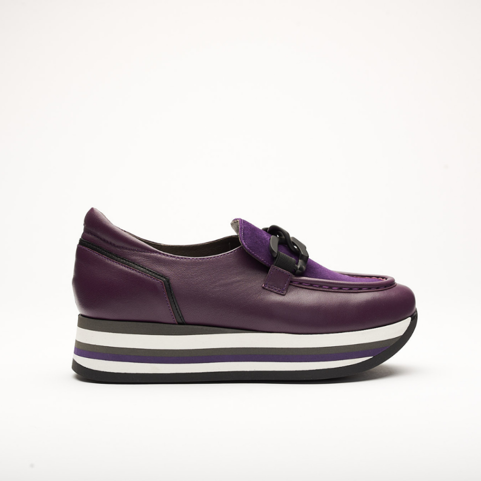 4cm platform shoe with white, black and violeta stripes made entirely of leather. It is made in Suprema Black, Suprema Vileta and Velour Violeta. It has a Black application on the front of the shoe and the back is padded.