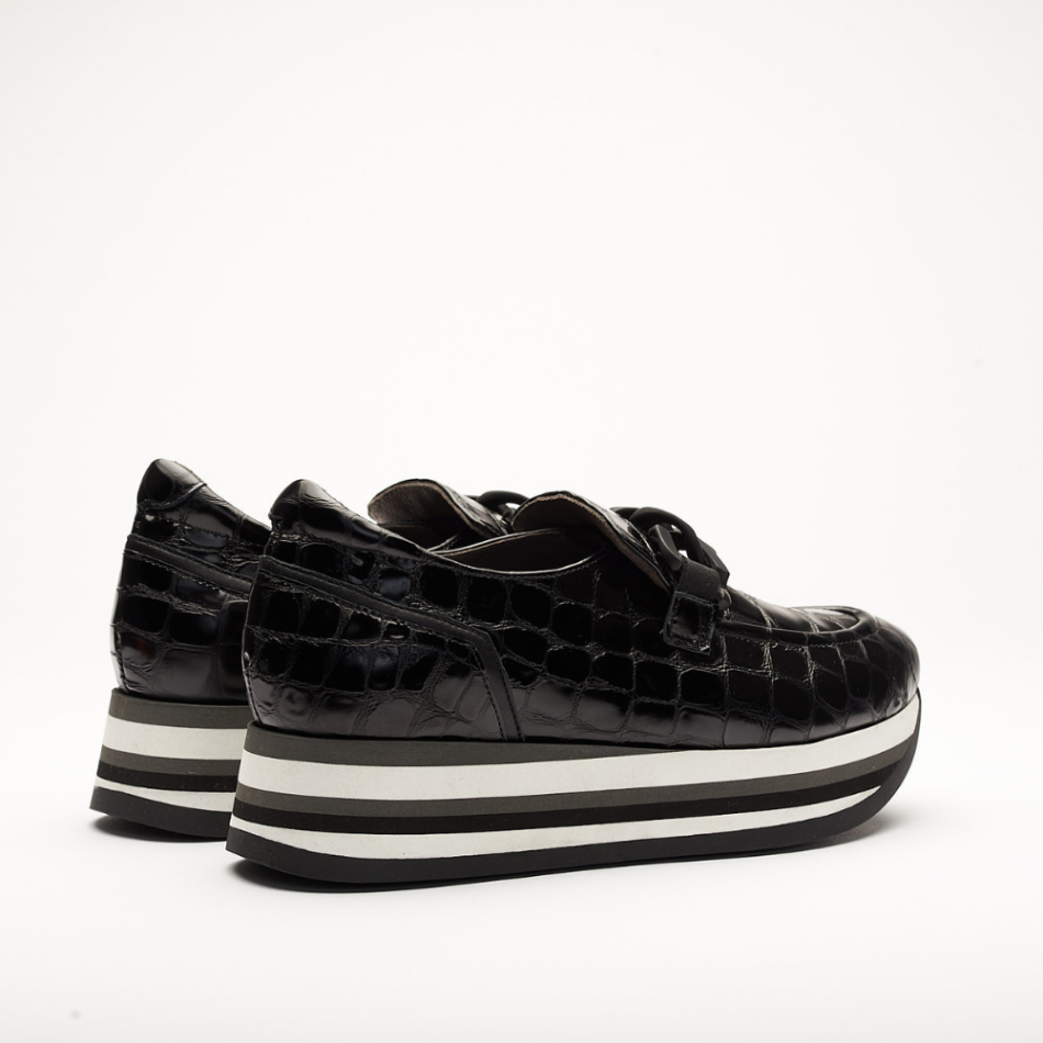 4cm platform shoe with white, black and grey stripes made entirely of leather. It is made in Suprema Black and Croco Black. It has a Black application on the front of the shoe and the back is padded.