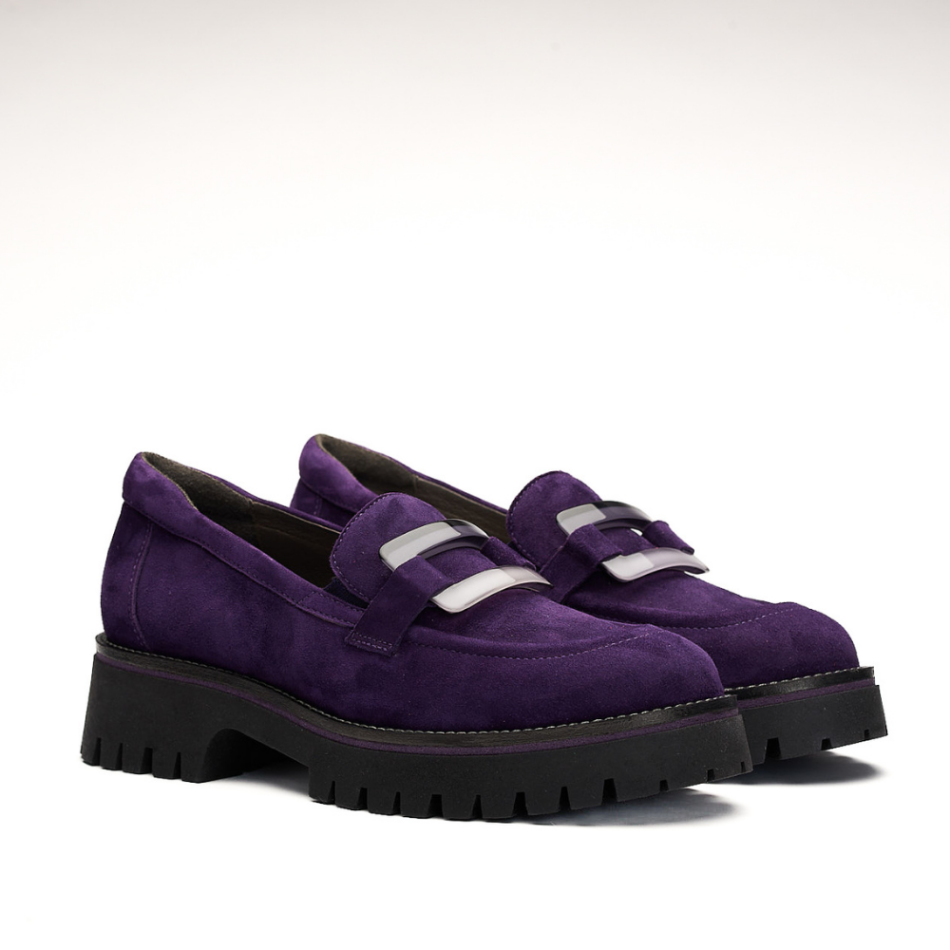 Shoe with a 4cm high heel, made entirely from leather. The leather is Velour Violeta and contains a rectangle degrade plastic insert on the front of the shoe. The back is padded.