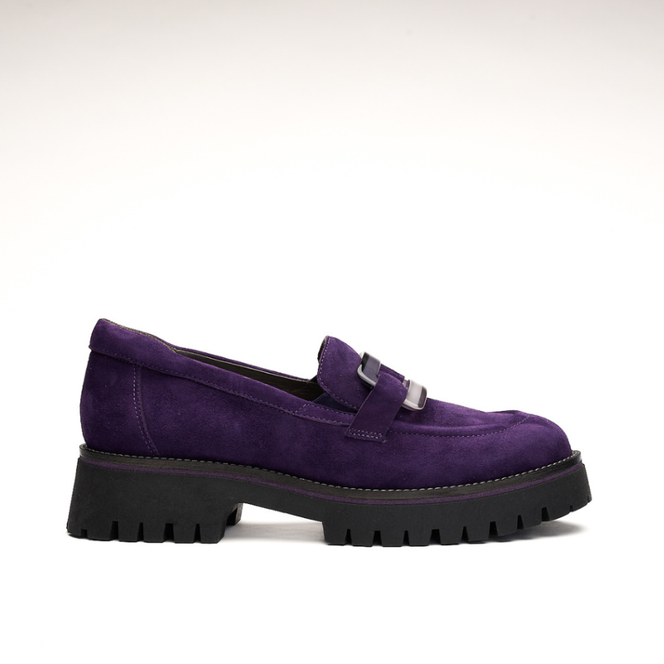 Shoe with a 4cm high heel, made entirely from leather. The leather is Velour Violeta and contains a rectangle degrade plastic insert on the front of the shoe. The back is padded.