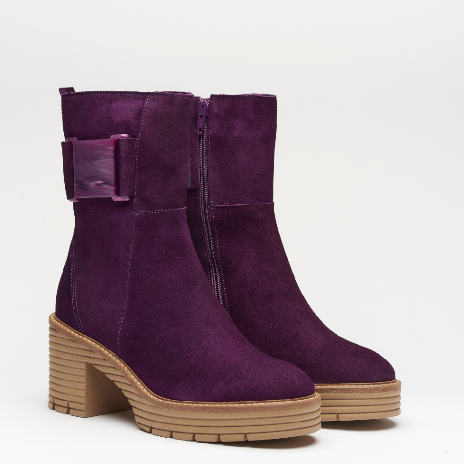 Boot all made in leather. It´s made out of suede violeta.