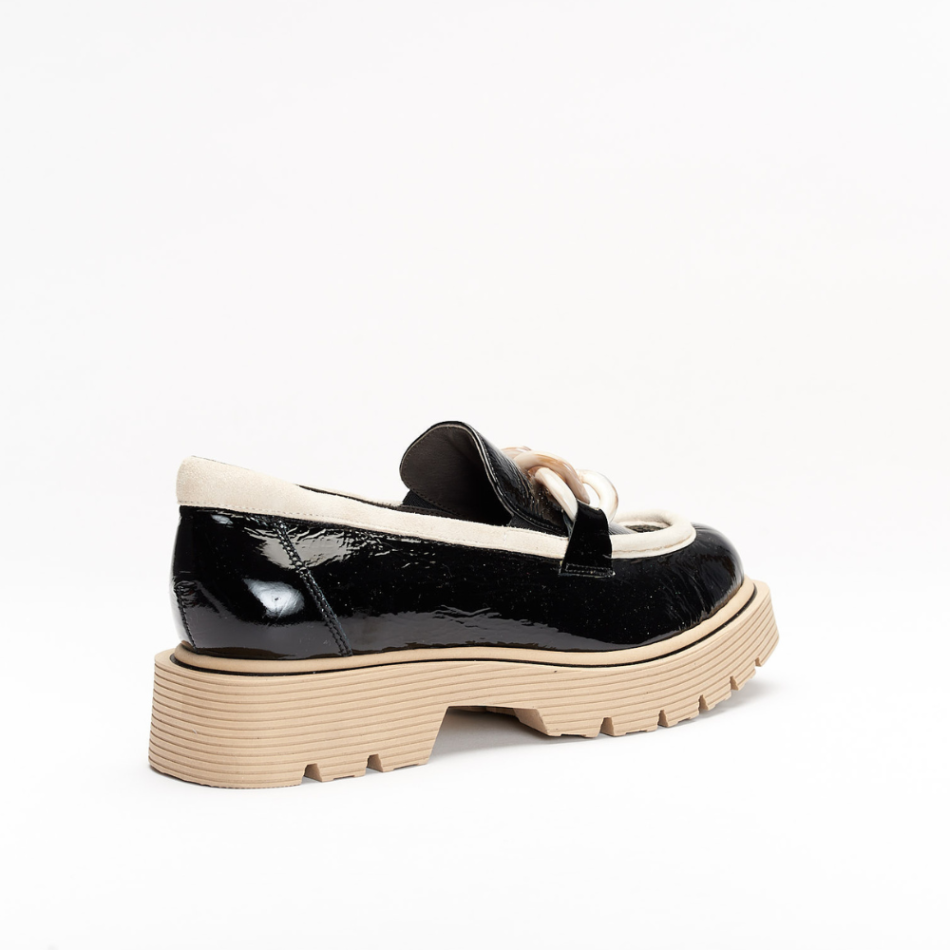 Softwaves Loafer in color black and creme with trim on top.