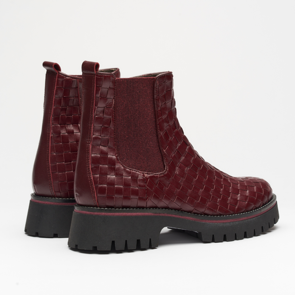 Boot made all in dark red leather. It´s made out of tesse and it has a ziper on de inside and an elastic on de side. The black sole as 3.5 cm.