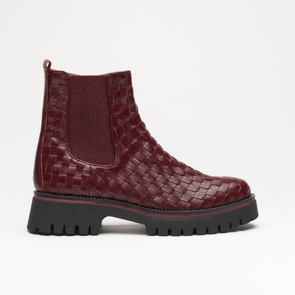 Boot made all in dark red leather. It´s made out of tesse and it has a ziper on de inside and an elastic on de side. The black sole as 3.5 cm.