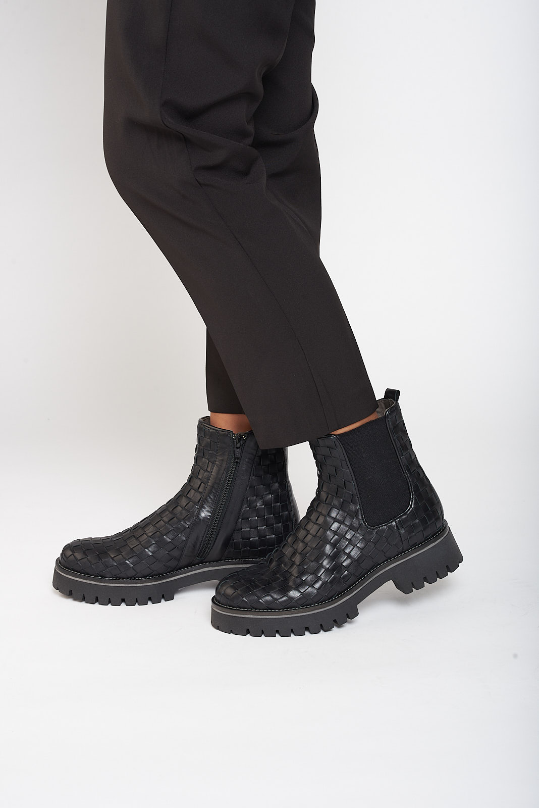 Boot made all in black leather. It´s made out of tesse and it has a ziper on de inside and an elastic on de side. The black sole as 3.5 cm.