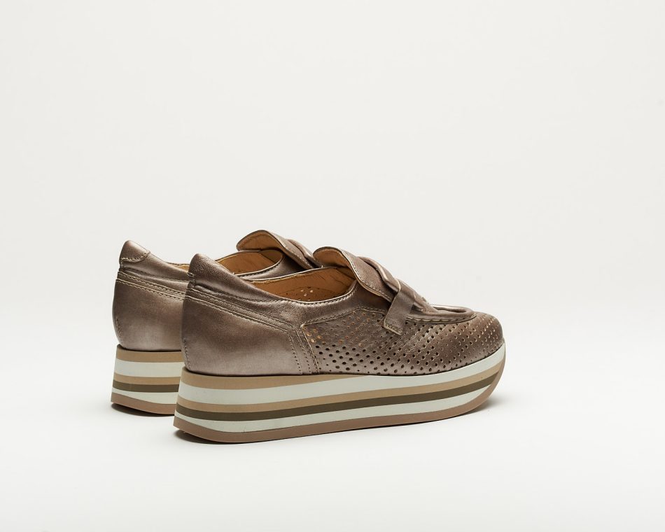 Very Confortable shoes made all in leather. It has an insert on top and the sole is very stable with 4.5cm height