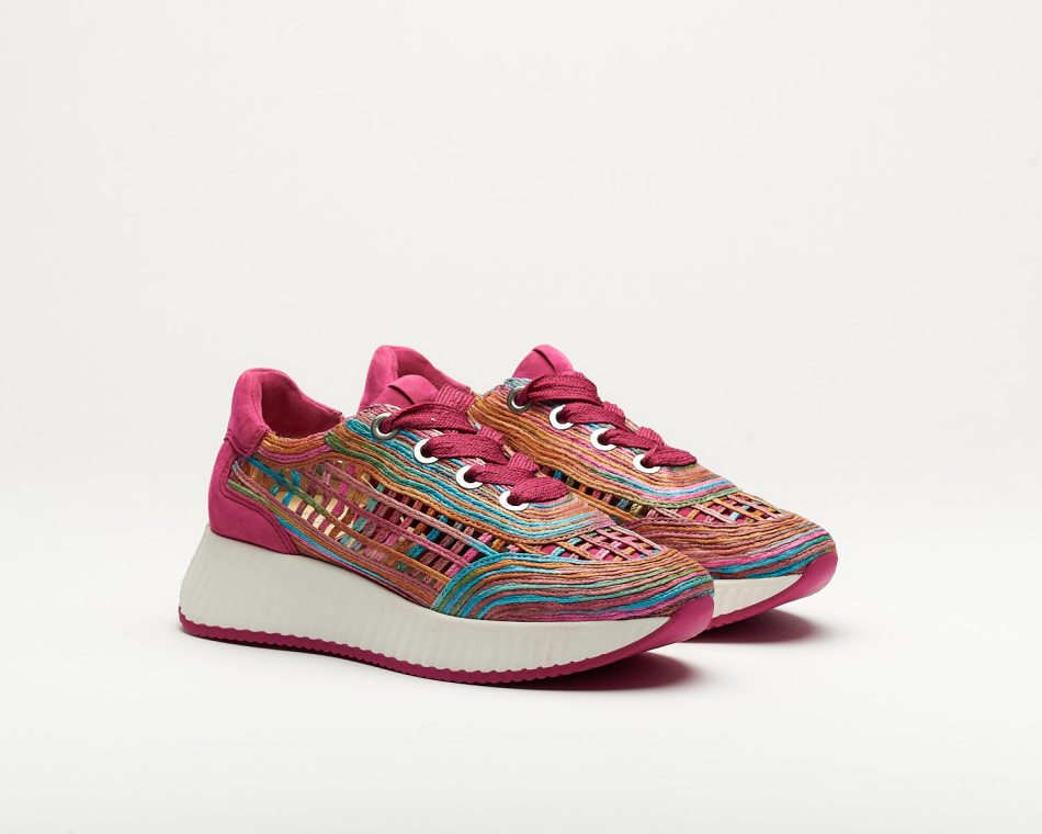 Very confortable sneakers made all in leather and natural rafea and with a removable insole. The sneaker has fuchsia laces with some sparkles on top and the 4,5 cm sole gives you a comfortable walk.
